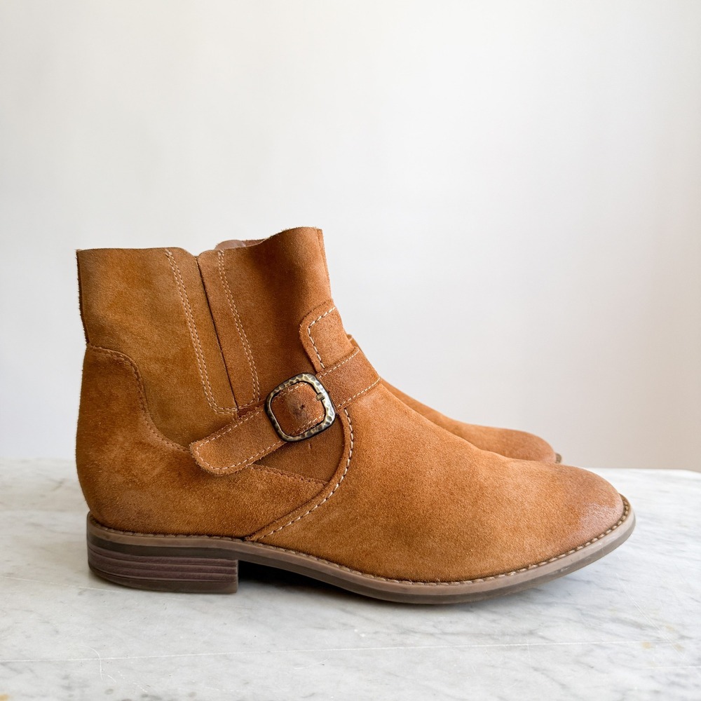 Clarks Camzin Loop Suede Boot Women's Tan Size US 10M